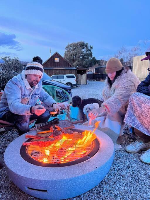 Alpine Chalet - Views, Fire-Pit, Central, Cosy Wanaka Exteriör bild