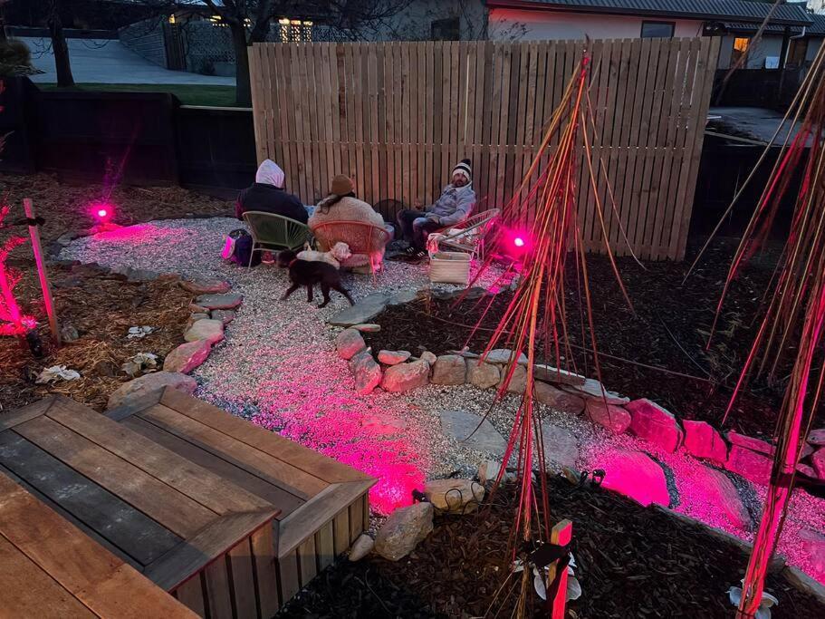 Alpine Chalet - Views, Fire-Pit, Central, Cosy Wanaka Exteriör bild