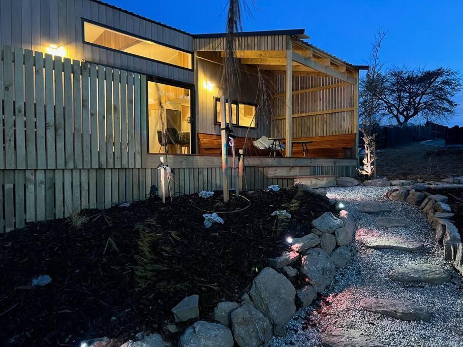 Alpine Chalet - Views, Fire-Pit, Central, Cosy Wanaka Exteriör bild
